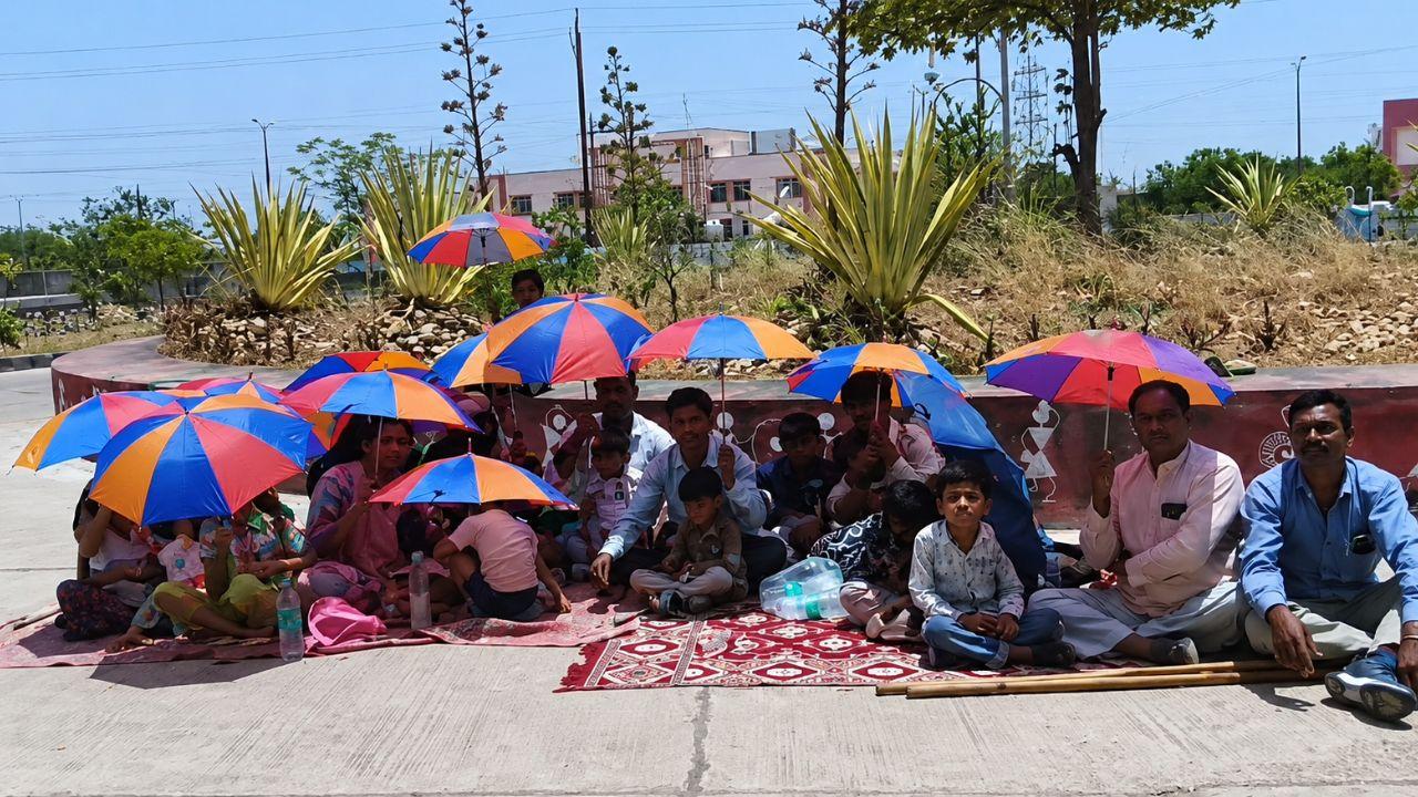 RTE एडमिशन को लेकर मंदसौर में हंगामा, तेज धूप में बच्चों का प्रदर्शन