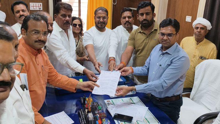 नीमच में अघोषित बिजली कटौती के खिलाफ कांग्रेस का हल्लाबोल, उग्र आंदोलन की दी चेतावनी