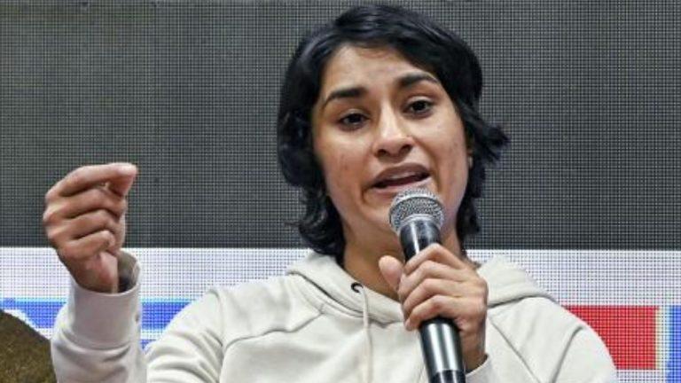 WFI की विनेश फोगाट पर बड़ी कार्रवाई, कारण बताओ नोटिस जारी, जून 2026 तक घरेलू टूर्नामेंट खेलने पर रोक, जानें पूरा मामला