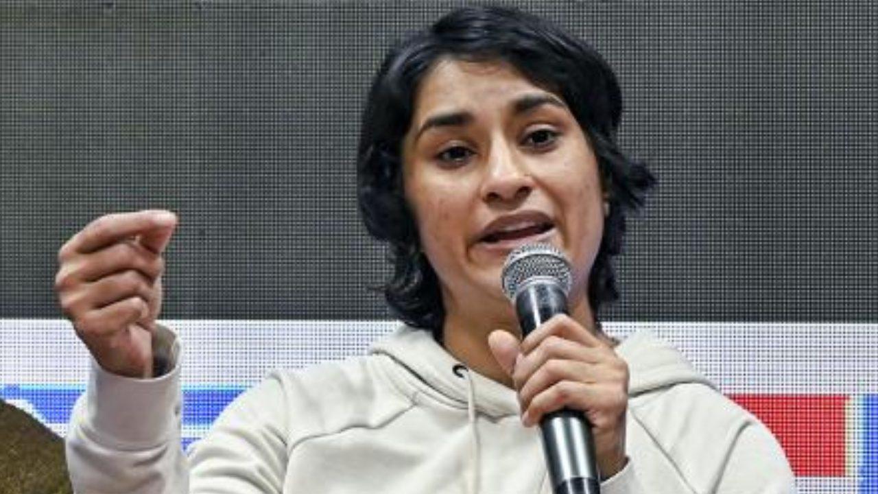 WFI की विनेश फोगाट पर बड़ी कार्रवाई, कारण बताओ नोटिस जारी, जून 2026 तक घरेलू टूर्नामेंट खेलने पर रोक, जानें पूरा मामला