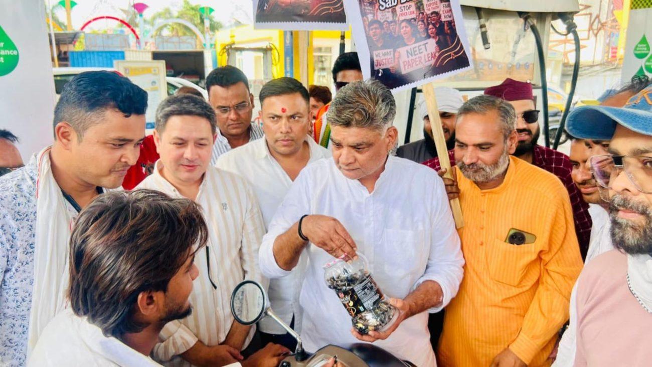 कांग्रेस ने ‘मेलोडी’ बांटकर साधा मोदी सरकार पर निशाना, मनोज शुक्ला बोले – ‘मजदूर हो या छात्र, पेट्रोल पंपों के चक्कर काट रहे’