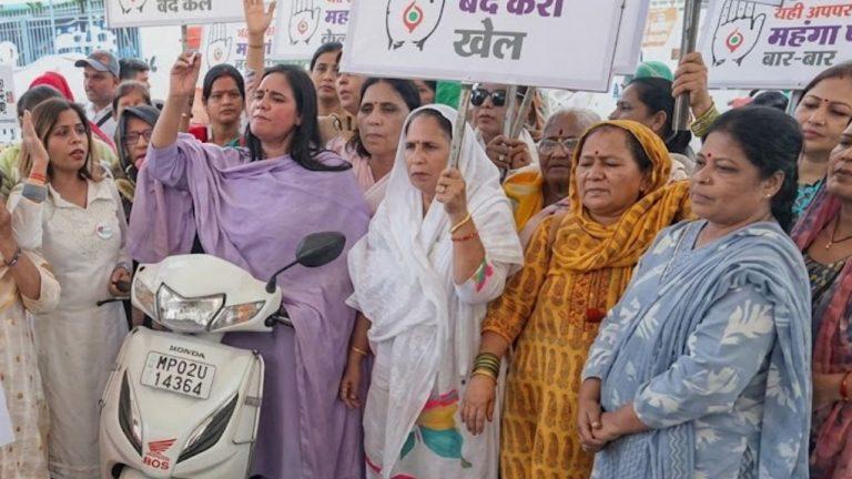 पेट्रोल-डीजल की बढ़ती कीमतों के खिलाफ महिला कांग्रेस का अनोखा प्रदर्शन, स्कूटी को धक्का लगाकर जताया विरोध