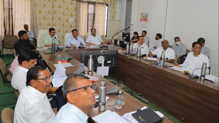 CM Helpline शिकायतों के निराकरण में लापरवाही, देवास कलेक्टर का एक्शन,  पटवारी-सचिव निलंबित, कईयों की वेतन वृद्धि रोकी