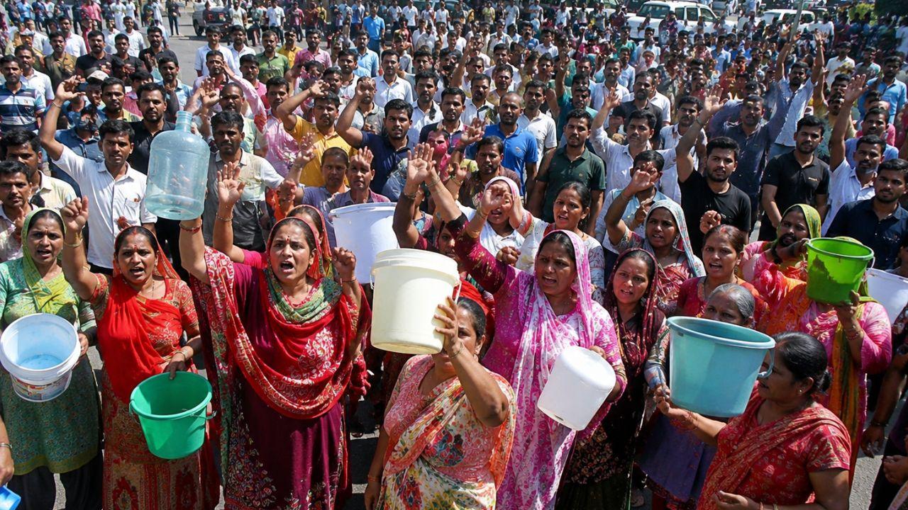 इंदौर में पानी को लेकर फूटा लोगों का गुस्सा, सड़कों पर उतरे नागरिक, ‘पानी दो-पानी दो’ के नारों से गूंजा शहर