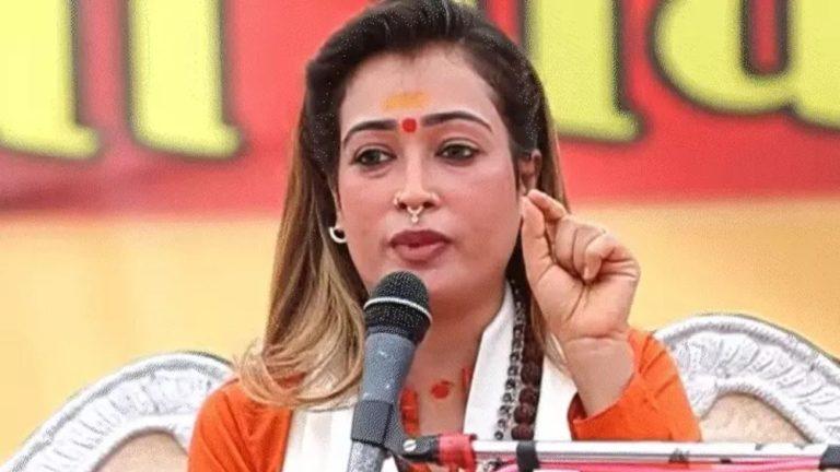 मॉडल से संन्यासी बनीं हर्षा रिछारिया ने लव जिहाद पर युवतियों को चेताया, प्रवचन के समापन पर बांटी तलवारें