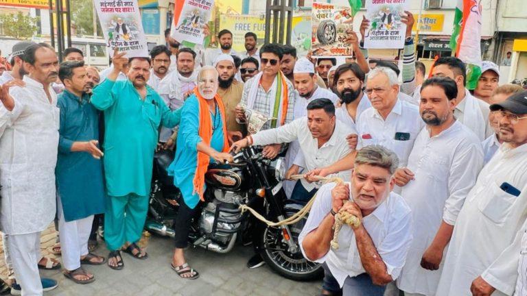 पेट्रोल-डीजल की बढ़ती कीमतों पर भोपाल में कांग्रेस का अनूठा प्रदर्शन, बाइकें रस्सी से खींचकर जताया विरोध