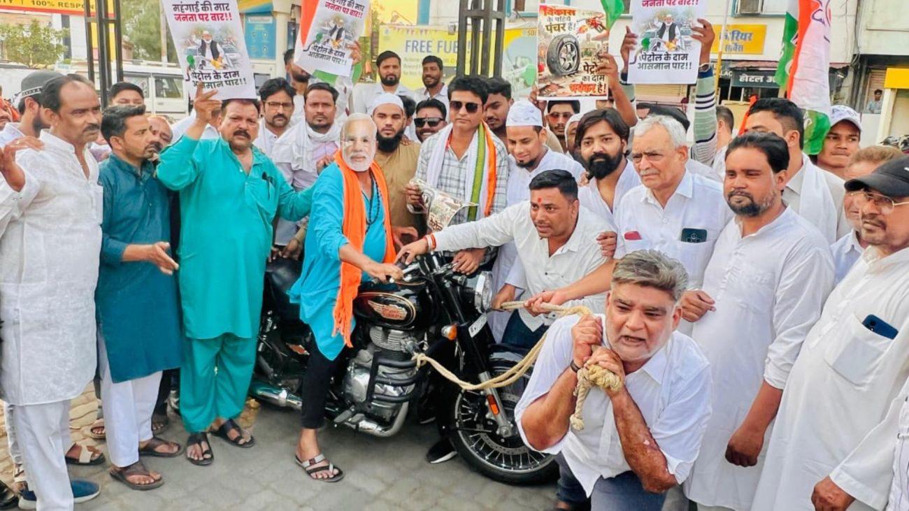 पेट्रोल-डीजल की बढ़ती कीमतों पर भोपाल में कांग्रेस का अनूठा प्रदर्शन, बाइकें रस्सी से खींचकर जताया विरोध