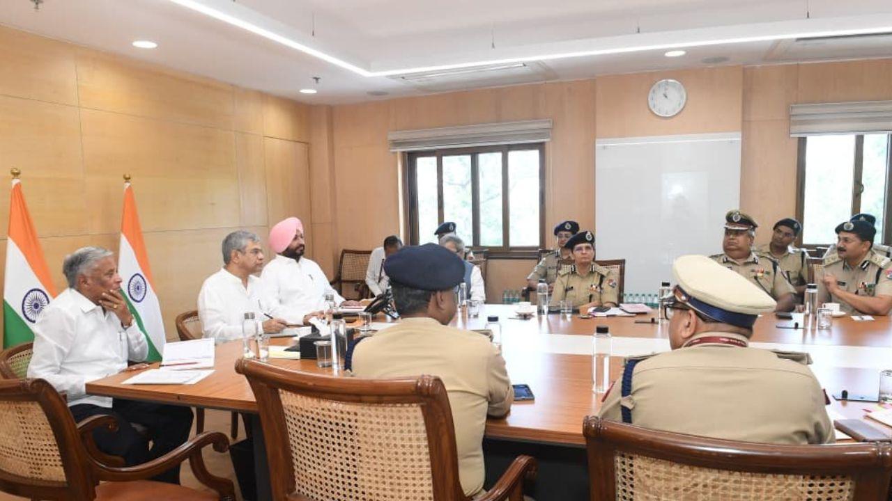 रेल मंत्री अश्विनी वैष्णव की अध्यक्षता में हुई उच्च स्तरीय सुरक्षा समीक्षा बैठक, 139 पर दें संदिग्ध गतिविधि की जानकारी, यात्रियों से की सतर्कता की अपील
