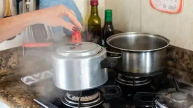 शाजापुर हॉस्टल में बड़ा हादसा: दाल बनाते समय फटा प्रेशर कुकर, महिला रसोइया गंभीर रूप से झुलसी