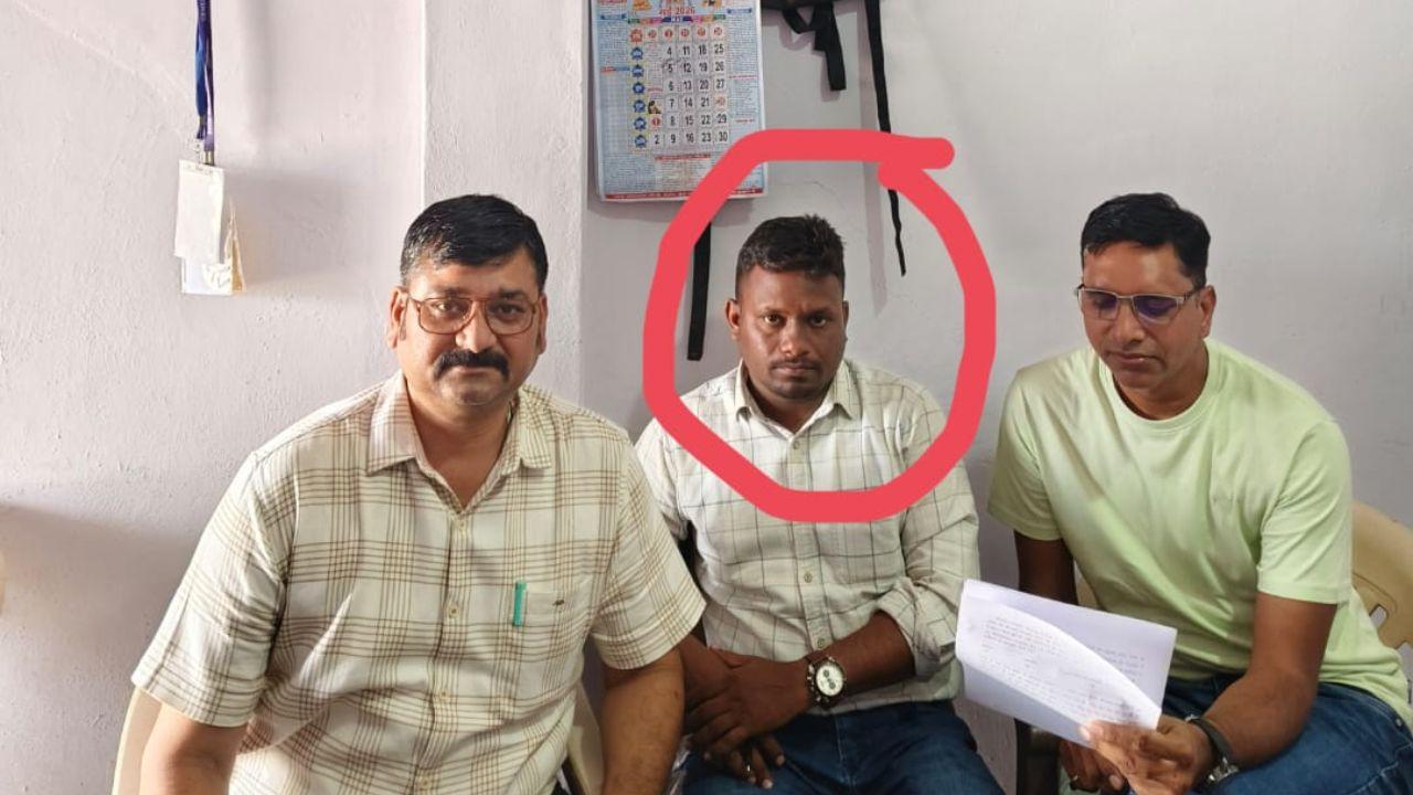 किसान से जमीन के नामांतरण के लिए पटवारी ने ली रिश्वत, लोकायुक्त पुलिस ने रंगे हाथ पकड़ा