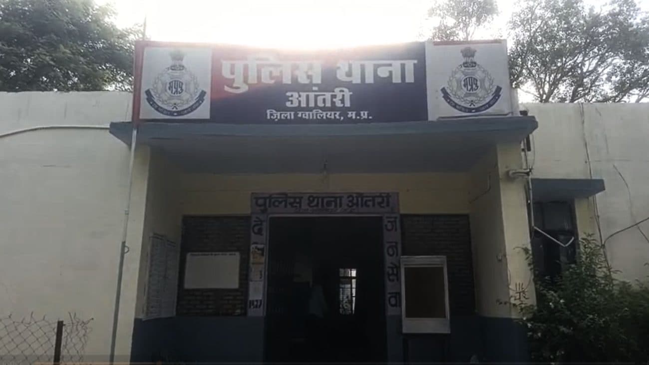 डबरा के आंतरी गांव में रहस्यमयी आग का आतंक, पांच भाइयों के घरों में बार-बार लग रही आग, दहशत में ग्रामीण
