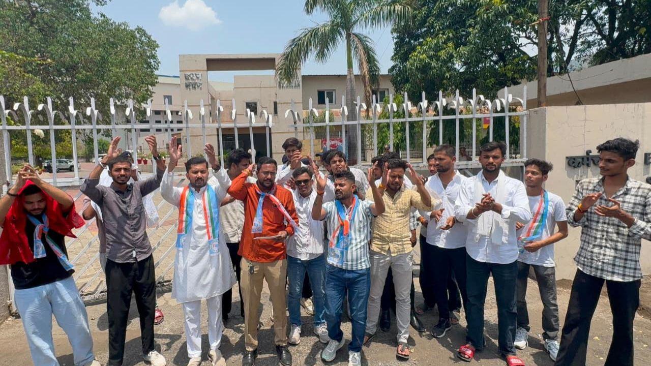 वन रक्षक, जेल प्रहरी की परीक्षा कैंसिल होने से भड़की NSUI, कर्मचारी चयन मंडल ऑफिस पर किया प्रदर्शन