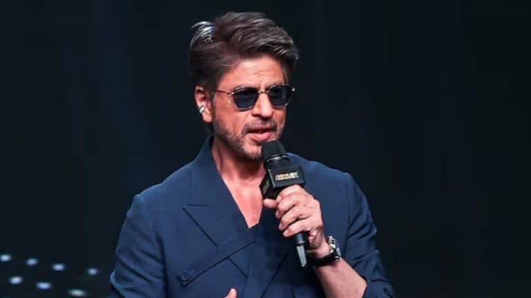 शाहरुख खान के सामने फैन ने किया प्यार का इजहार, एक्टर ने दिया मजेदार जवाब