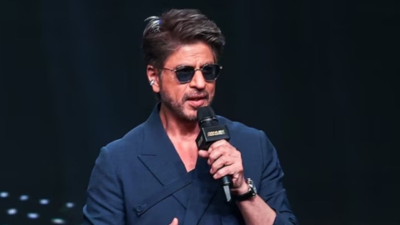 शाहरुख खान के सामने फैन ने किया प्यार का इजहार, एक्टर ने दिया मजेदार जवाब