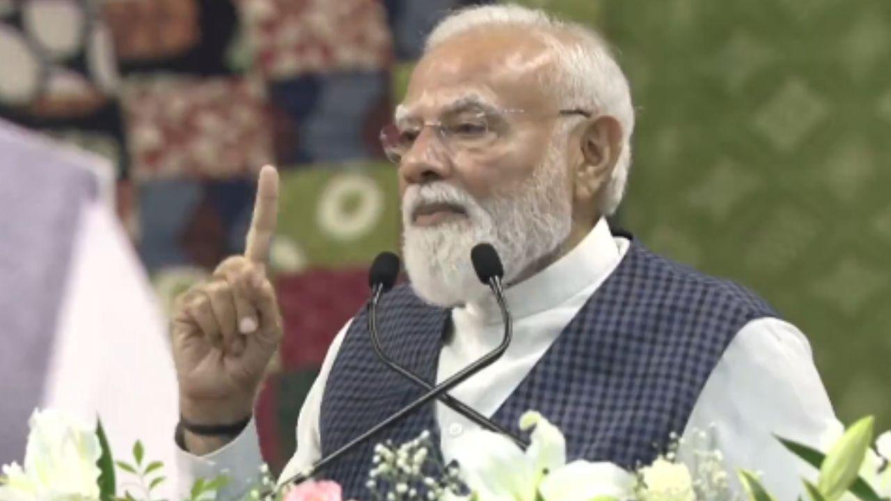 गुजरात: सूरत में प्रधानमंत्री मोदी का कांग्रेस पर तीखा हमला, बोले- कुछ निराशावादी लोग ‘आत्मनिर्भर भारत’ अभियान का मजाक उड़ाते हैं