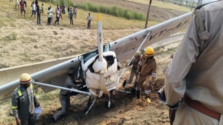 उत्तर प्रदेश के कासगंज में ट्रेनी एयरक्राफ्ट क्रैश, निर्माणाधीन हाईवे पर गिरा विमान, महिला पायलट घायल
