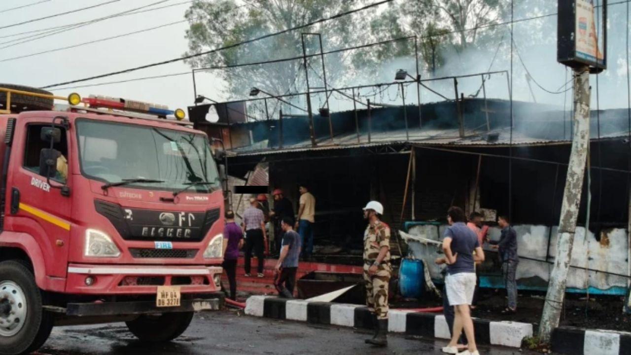 भोपाल में पटाखा दुकान में भीषण आग, पेट्रोल पंप के पास धमाकों से मचा हड़कंप, हाईवे तक करना पड़ा बंद