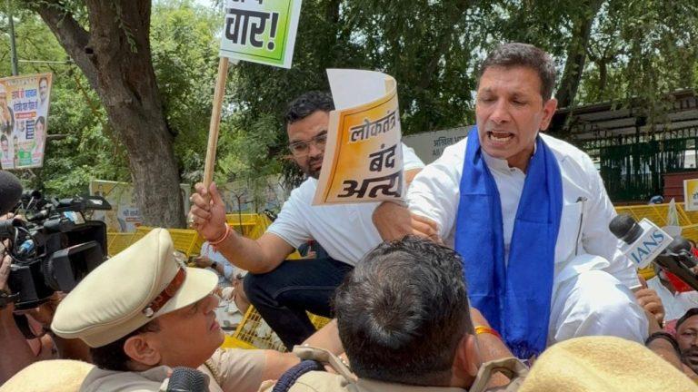 मीनाक्षी नटराजन नामांकन विवाद: दिल्ली में विरोध प्रदर्शन के दौरान जीतू पटवारी, उमंग सिंघार सहित कई कांग्रेस नेता हिरासत में, राष्ट्रपति से नहीं हुई मुलाकात