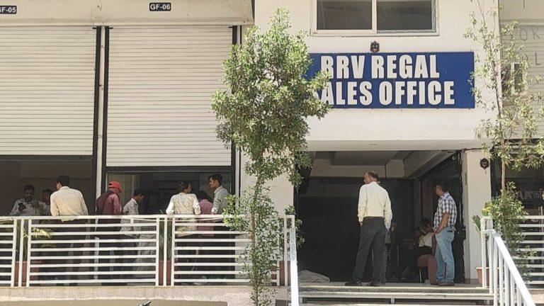 आरआरबी रीगल प्रोजेक्ट बिल्डर हर्षवर्धन दीक्षित के खिलाफ रेरा की बड़ी कार्रवाई, दुकानों को किया गया कुर्क