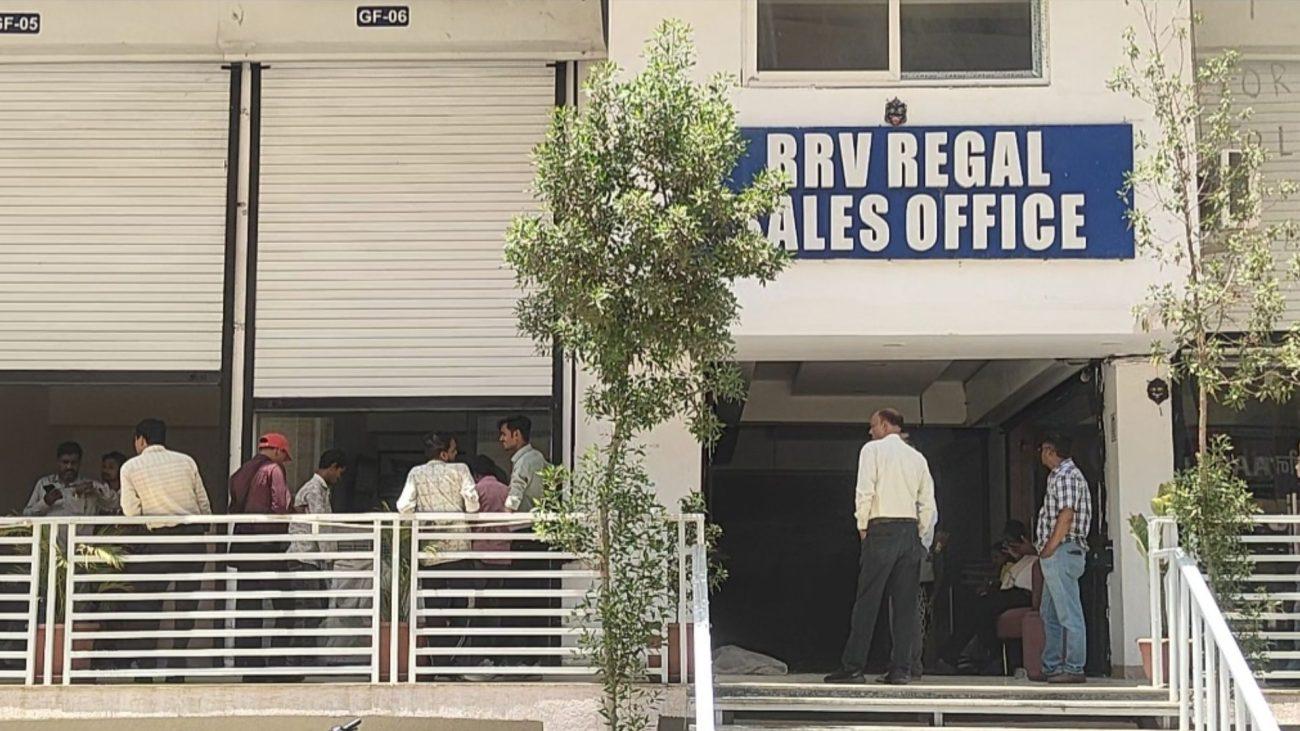 आरआरबी रीगल प्रोजेक्ट बिल्डर हर्षवर्धन दीक्षित के खिलाफ रेरा की बड़ी कार्रवाई, दुकानों को किया गया कुर्क