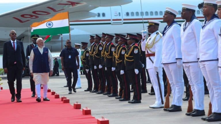 सेशेल्स दौरे पर PM मोदी, राष्ट्रपति पैट्रिक हर्मिनी ने ‘गार्ड ऑफ ऑनर’ से किया भव्य स्वागत, पढ़ें खबर