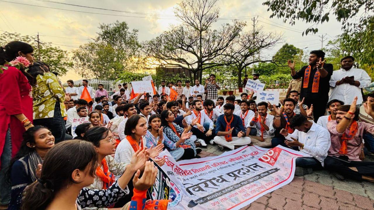 वन रक्षक, जेल प्रहरी की परीक्षा रद्द होने पर सड़क पर उतरी ABVP, कर्मचारी चयन मंडल कार्यालय के बाहर किया जोरदार प्रदर्शन, उच्च स्तरीय जांच की मांग