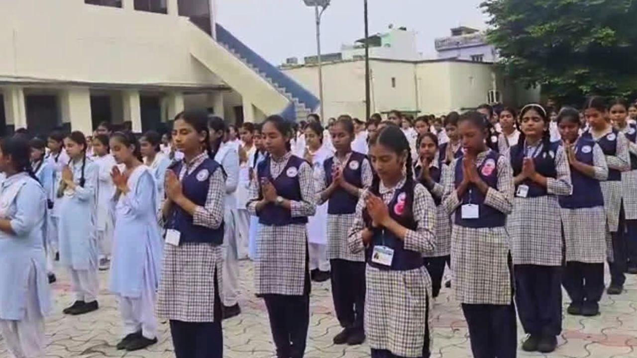 छत्तीसगढ़: सभी सरकारी स्कूलों में गायत्री मंत्र अनिवार्य, विद्यार्थियों का तिलक लगाकर स्वागत, नई शिक्षा व्यवस्था पर बवाल, कांग्रेस ने जताई आपत्ति