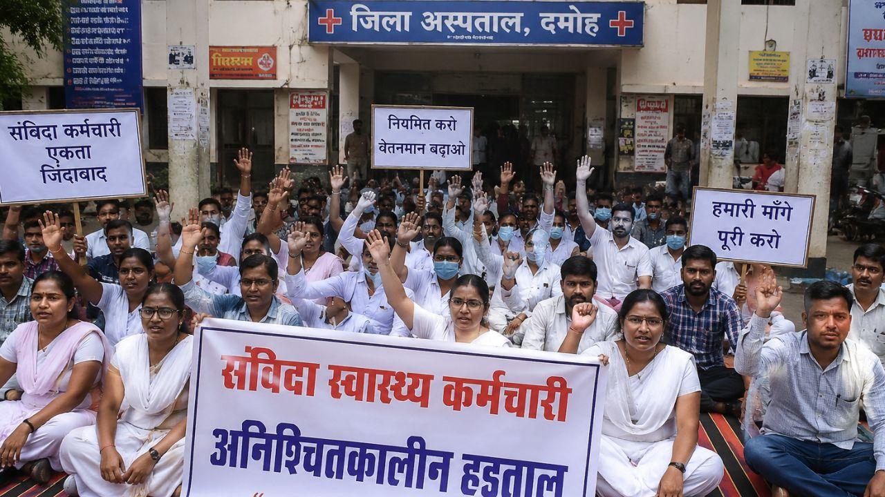 दमोह: संविदा स्वास्थ्य कर्मचारियों की हड़ताल का दिखा असर, अस्पतालों में स्टाफ की भारी कमी, स्वास्थ्य सेवाएं प्रभावित, मरीज बेहाल