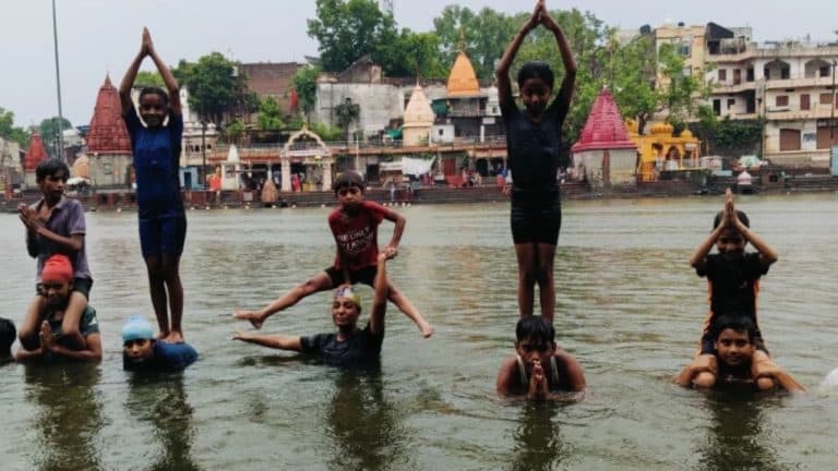 अंतरराष्ट्रीय योग दिवस पर उज्जैन का अनोखा जल योग, रामघाट पर नन्हे तैराकों का हैरतअंगेज प्रदर्शन