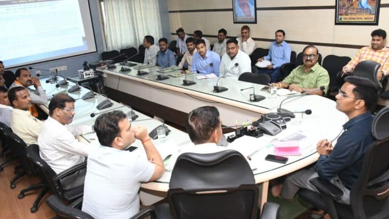 लापरवाह कर्मचारी की विभागीय जाँच के आदेश, निगम कमिश्नर ने कर संग्राहकों को नोटिस जारी किये