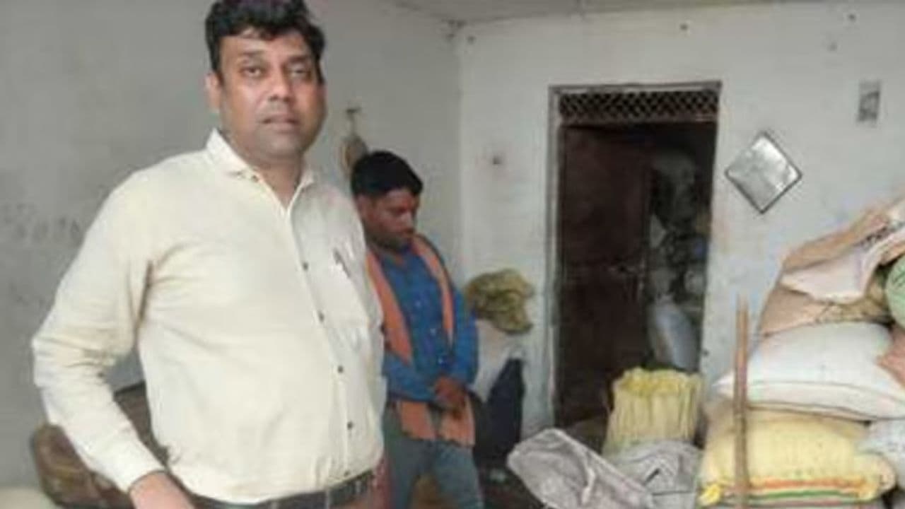 दमोह में खाद की कालाबाजारी पर प्रशासन का बड़ा एक्शन, किराना दुकान से खाद और 450 लीटर डीजल जब्त