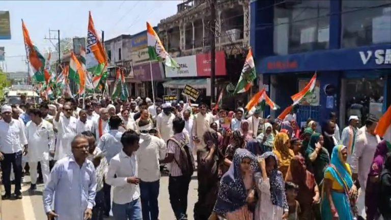 ये स्मार्ट नहीं जनता का खून चूस मीटर.. कांग्रेस का प्रदर्शन, जताया विरोध, सरकार पर लगाये आरोप