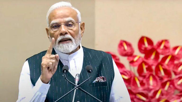 पीएम मोदी का सूरत में कांग्रेस पर तीखा हमला, बोले – ‘जहां-जहां कांग्रेस की सरकारें हैं, वहां की जनता परेशान’
