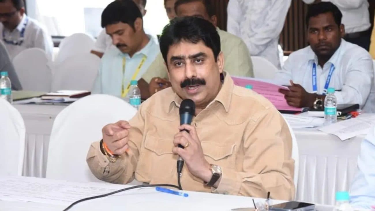 पत्रकारों को धमकी देकर फंसे शिवसेना सांसद संजय पाटिल, फडणवीस ने जताई नाराजगी