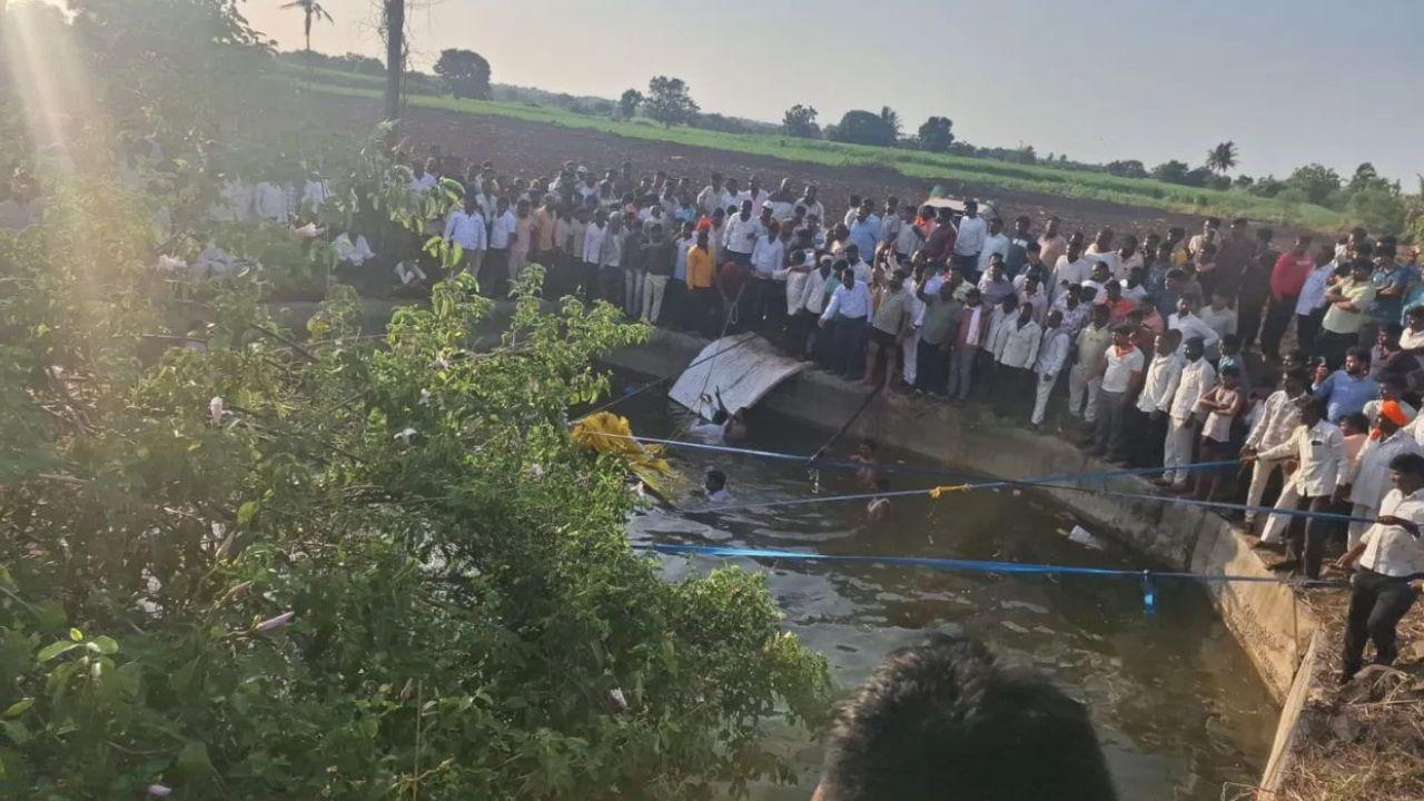 महाराष्ट्र: सोलापुर में दर्दनाक हादसा, श्रद्धालुओं से भरी पिकअप कुएं में गिरी, 8 लोगों की मौत, सीएम फडणवीस ने किया मुआवजे का ऐलान