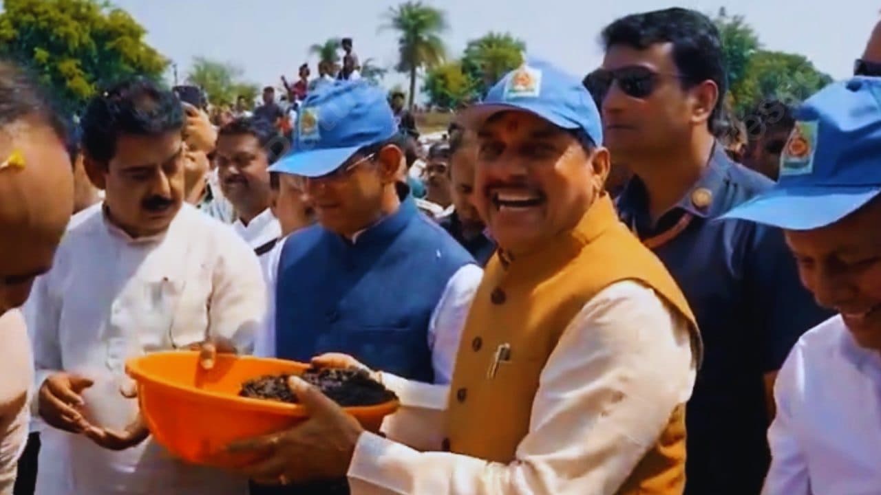 जल गंगा संवर्धन अभियान: सीएम डॉ. मोहन यादव ने इंदौर के लिंबोदी तालाब में किया श्रमदान, नागरिकों को जल संरक्षण की शपथ दिलाई