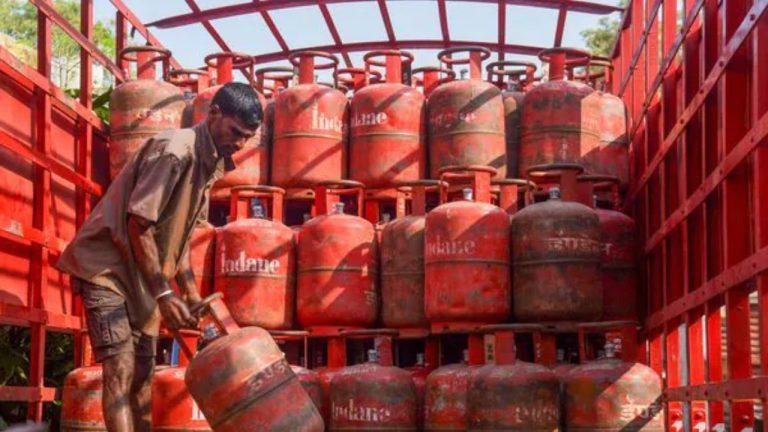 LPG Price Hike: रसोई पर महंगाई की मार, घरेलू गैस सिलेंडर 29 रुपये महंगा