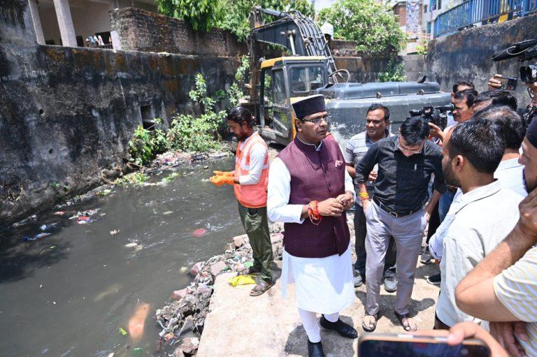 नरेला में बारिश पूर्व तैयारियों की जमीनी हकीकत जांचने निकले मंत्री विश्वास सारंग, पातरा नाले में मिट्टी डंप होने पर जताई सख्त नाराजगी, अधिकारियों को निर्देशित कर तत्काल शुरू कराया मिट्टी हटाने का कार्य
