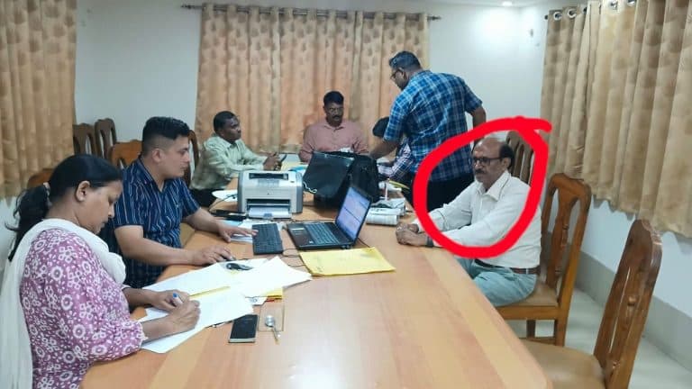 अपर कलेक्टर के रीडर ने फैसला पक्ष में कराने के लिए आवेदक से मांगी रिश्वत, लोकायुक्त पुलिस ने रंगे हाथ पकड़ा