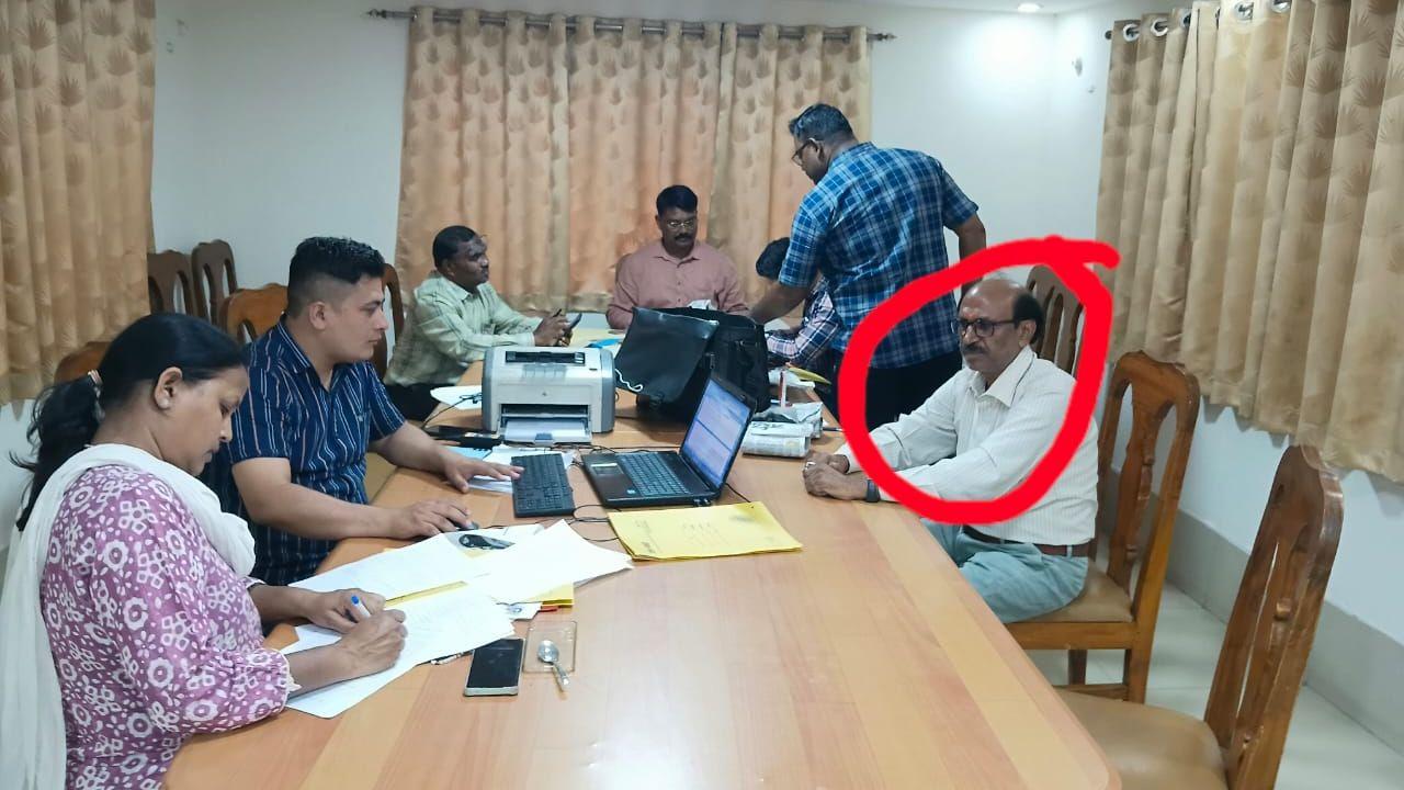 अपर कलेक्टर के रीडर ने फैसला पक्ष में कराने के लिए आवेदक से मांगी रिश्वत, लोकायुक्त पुलिस ने रंगे हाथ पकड़ा
