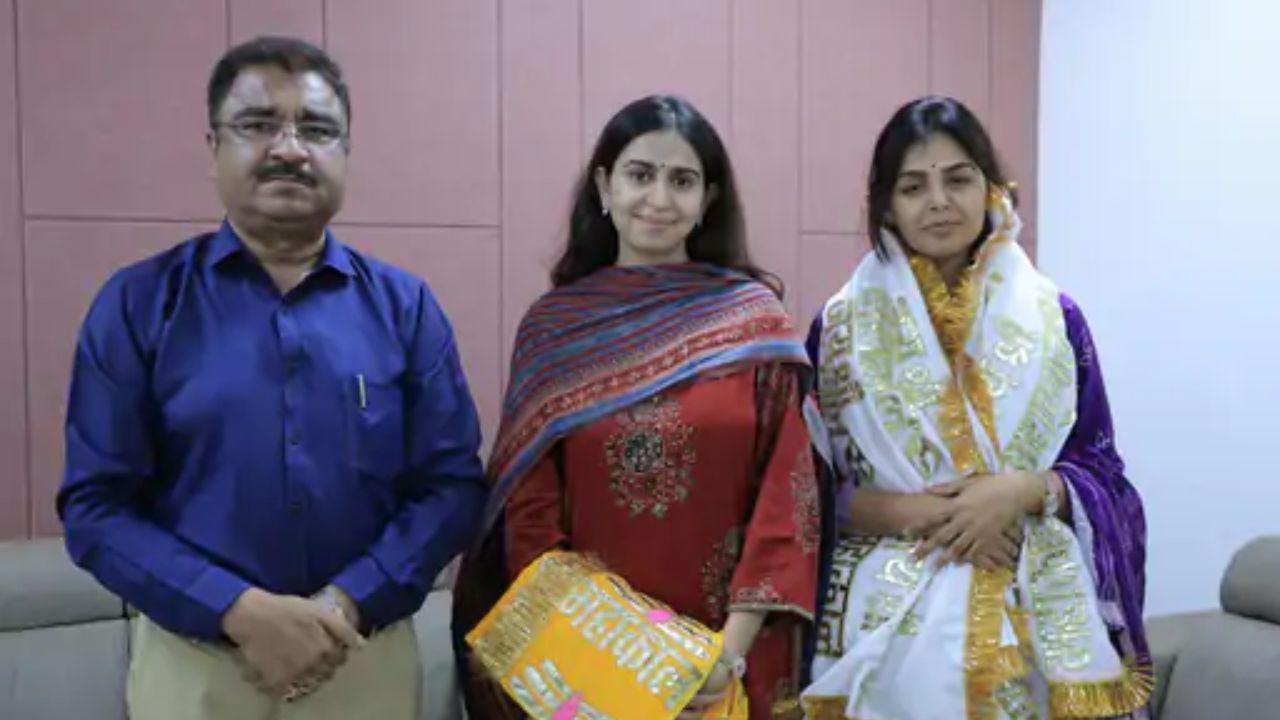 महाकाल के दरबार पहुंचीं किंजल दवे और मोनल गज्जर, भस्म आरती में लिया आशीर्वाद