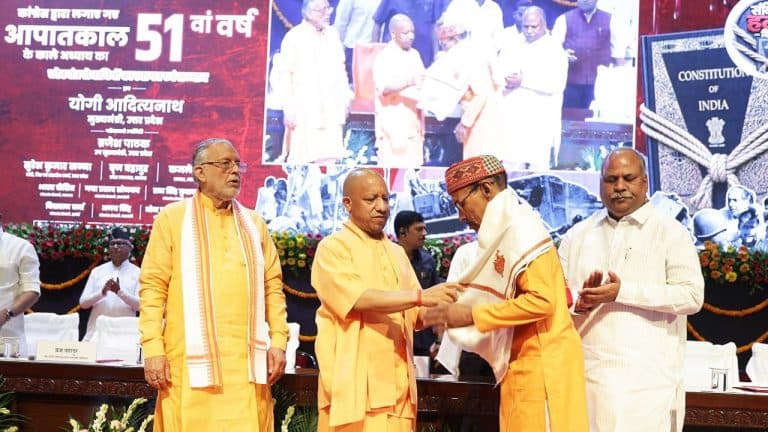 योगी का बड़ा हमला, बोले- कांग्रेस ने आज ही के दिन 1975 में देश पर आपातकाल थोपकर लोकतंत्र का गला घोंटने का महापाप किया
