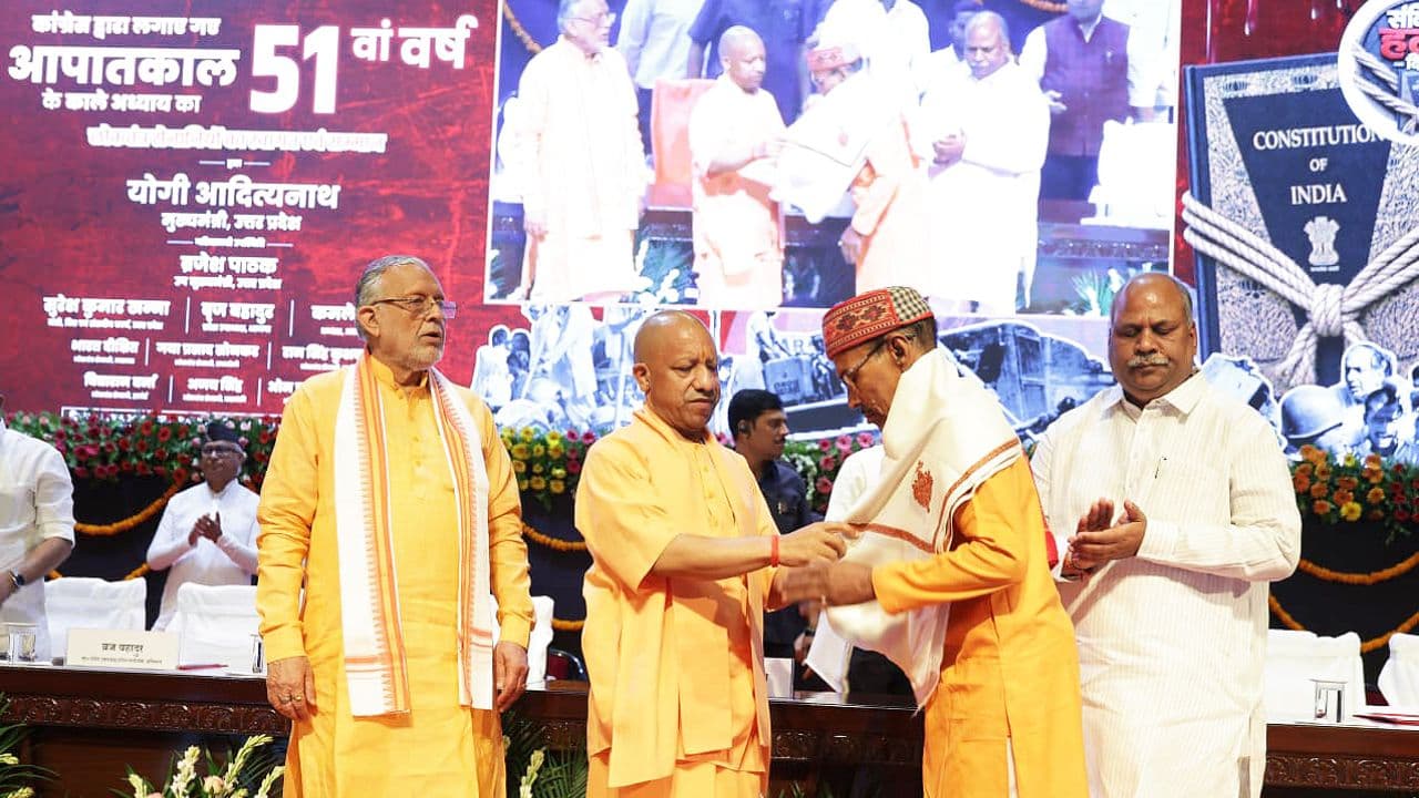 योगी का बड़ा हमला, बोले- कांग्रेस ने आज ही के दिन 1975 में देश पर आपातकाल थोपकर लोकतंत्र का गला घोंटने का महापाप किया