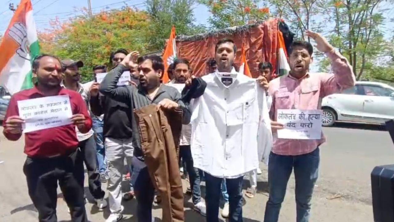 RSS की गणवेश लेकर निर्वाचन आयोग कार्यालय पहुंचे युवा कांग्रेस कार्यकर्ता, मीनाक्षी नटराजन का नामांकन रद्द करने का किया विरोध