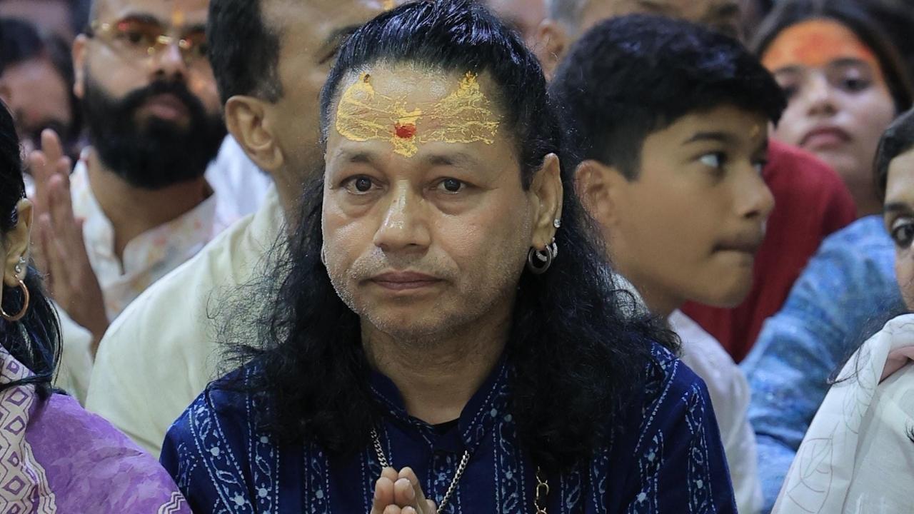 महाकाल मंदिर पहुंचे सिंगर कैलाश खेर, भस्म आरती में हुए शामिल, बाबा को अर्पित किया जल