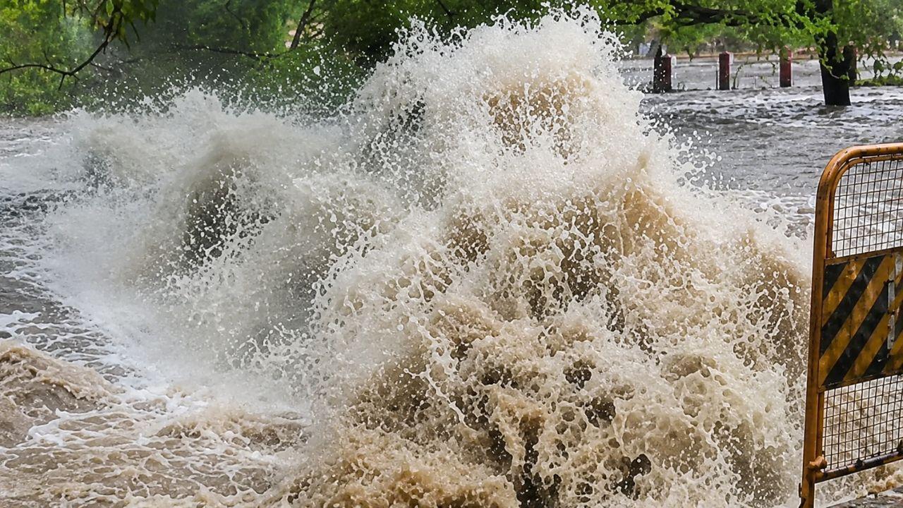 महू में फटी नर्मदा की मुख्य पाइपलाइन, शहर में बाढ़ जैसे हालात, इंदौर की 50 टंकियों पर असर