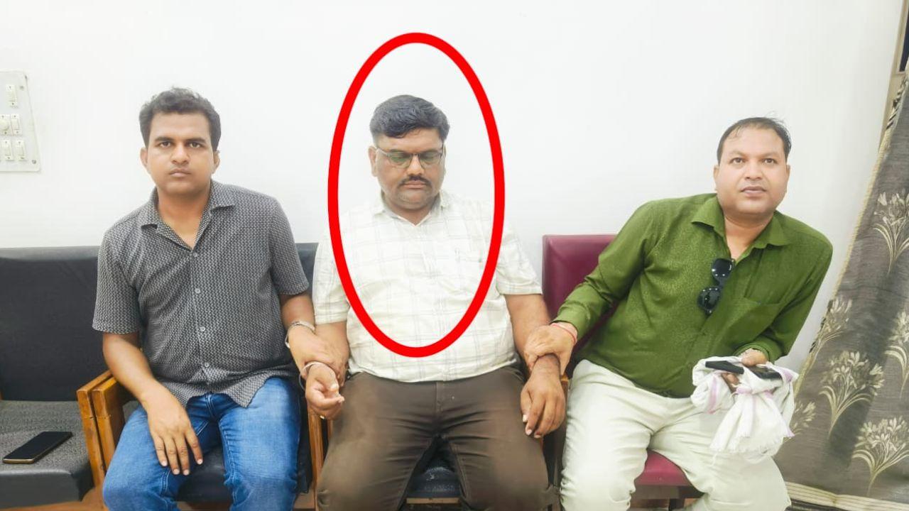प्लॉट का नामांतरण करने के बदले पटवारी ने प्रॉपर्टी डीलर से मांगी रिश्वत, लोकायुक्त पुलिस ने रंगे हाथ पकड़ा