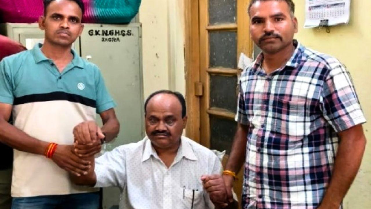 रिटायर्ड शिक्षक से सेवानिवृत्ति प्रमाण पत्र और पीपीओ जारी करने के बदले क्लर्क ने मांगी रिश्वत, लोकायुक्त पुलिस ने रंगे हाथ पकड़ा
