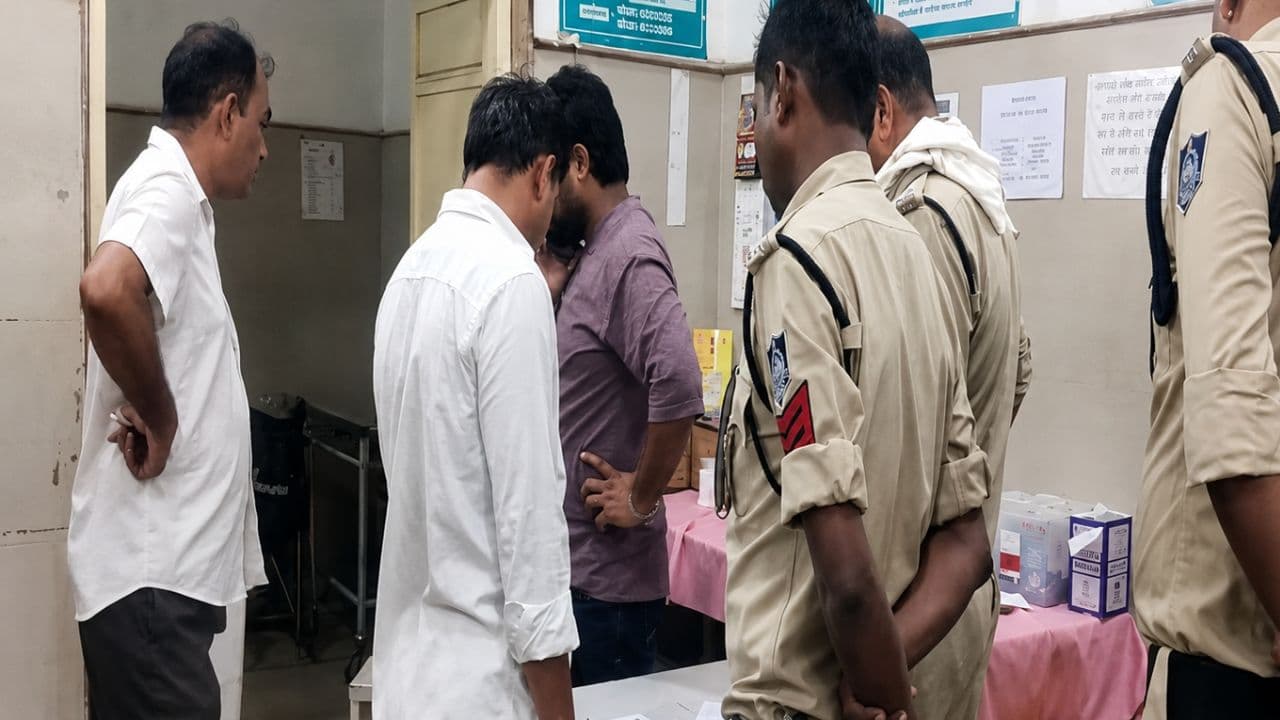 दमोह जेल में कैदियों के बीच भिड़ंत, HIV पॉजिटिव बंदी के नाखून से मचा हड़कंप, अस्पताल में भर्ती