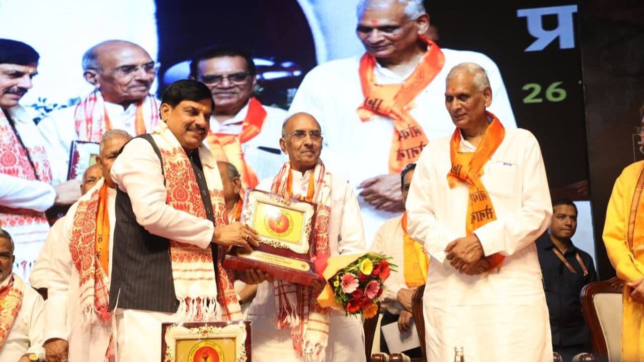लोकतंत्र सेनानियों के लिए सीएम डॉ मोहन यादव की बड़ी घोषणाएं, तीर्थ यात्रा के लिए स्पेशल ट्रेन, निःशुल्क एयर एम्बुलेंस की सुविधा मिलेगी